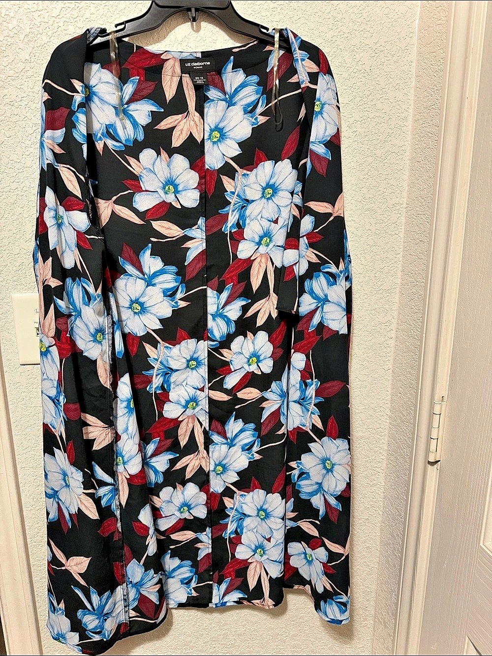 Liz Claiborne Floral cardigan in Black & Blue Size 0X–1X